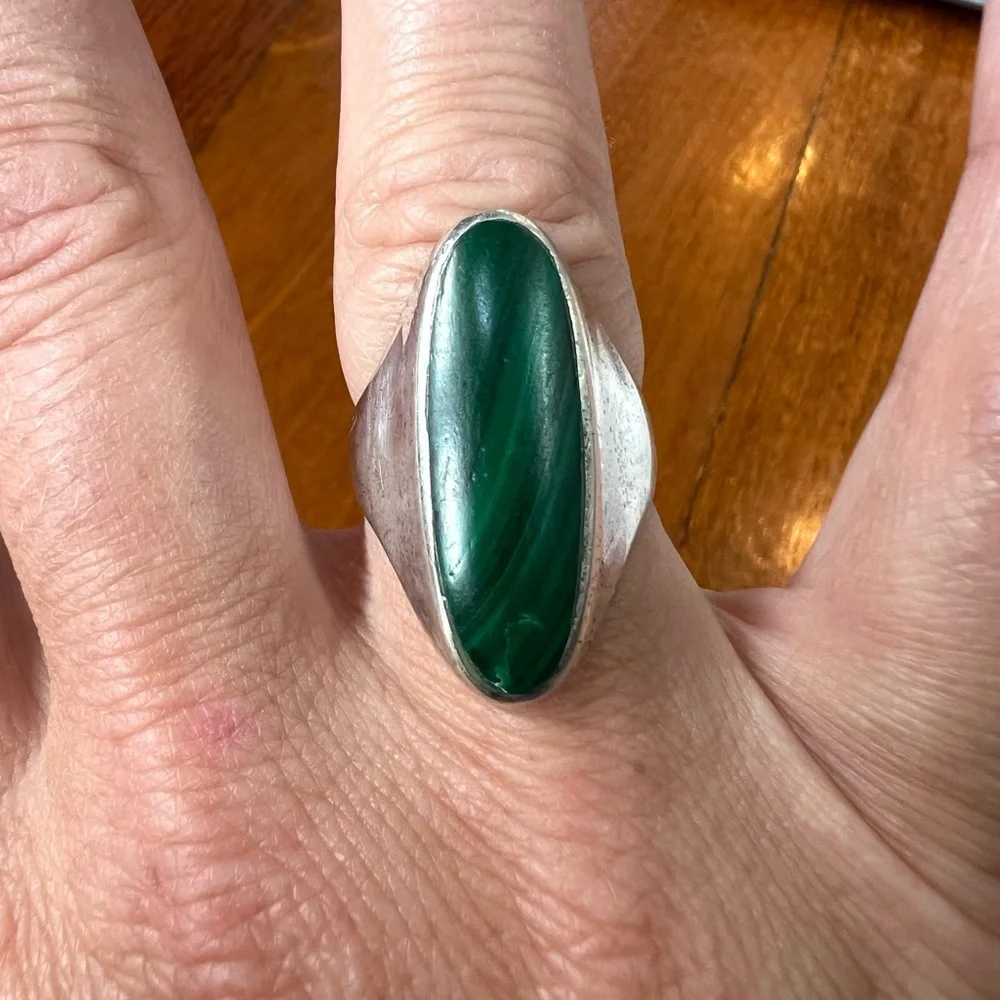 Vintage Sterling Silver Unisex Ring with Oval Malachite Stone